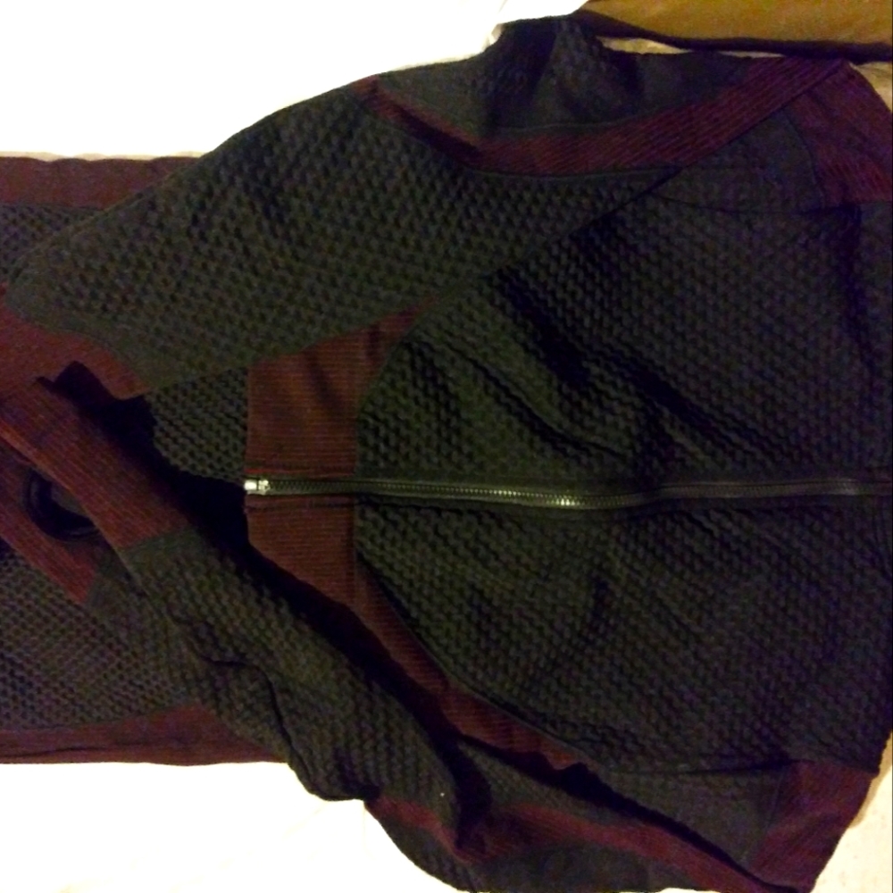 Athletic wear crop jacket & leggings black and red